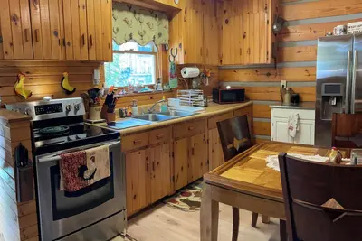 Image de Cozy cabin for 4, 2 King size beds. Porch with view of lake. Full kitchen.