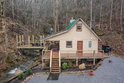 Image de Cozy cabin nestled on a creek