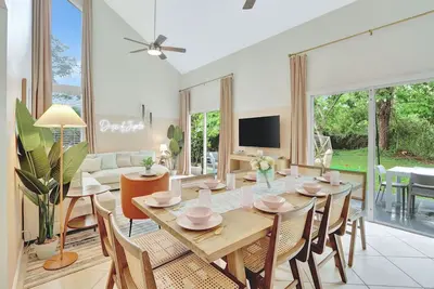 Image de New Pool Playroom Bbq King Beds Close 2 Everything