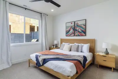 Image de New! 20 Min to Zion, 26 Guests, Private Spa