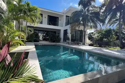 Image de Villa Marina \n\nNew Luxurious Waterfront villa