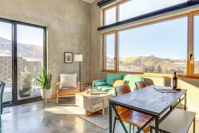 Image de Cozy new eco mountain studio + loft in Hailey with WiFi, Ac, Amazing views!