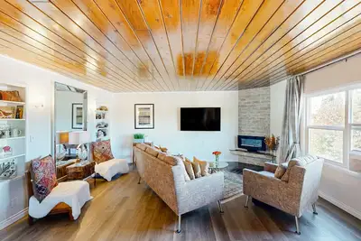 Image de Penthouse apartment with private patio, grill, WiFi, workspace, shared W/D