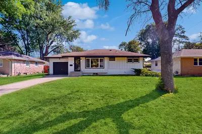 Image de Cozy fenced in home with central Ac, Fire table, WiFi, and large deck