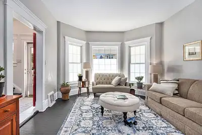 Image de Niles Charmer! Wifi, Ac, 3 Queen Beds - walk to downtown!