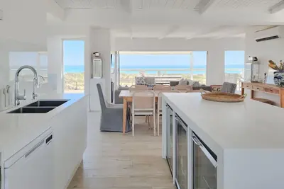 Image de Silver Sands White House - Beachfront Oasis