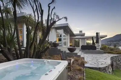 Image de Luxury lakeside villa with terrace and spa pool