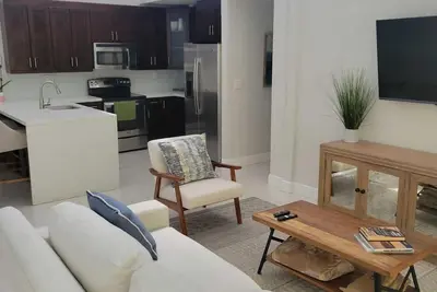 Image de Charming 2-bedroom, 2-bath townhome in the vibrant Dadeland area of Miami. \n