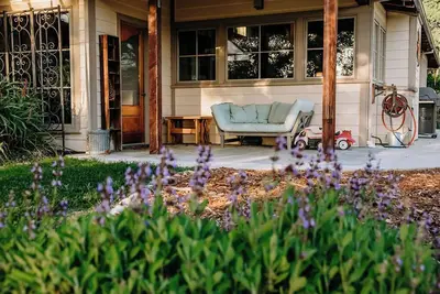 Image de Oak Meadows House - A unique home near Yosemite