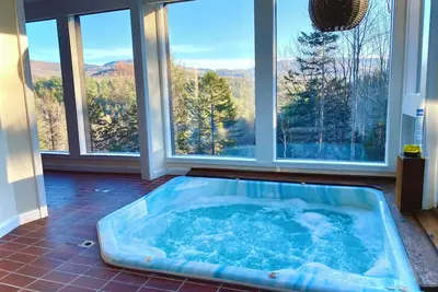 Image de Sleeps 14+ with a stunning Mountain View, large game room & Indoor Hot Tub!