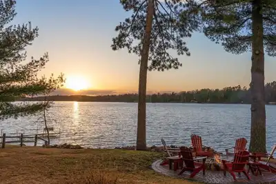 Image de Pristine home with sandy beach, firepit, dock and pontoon. Atv trails nearby.