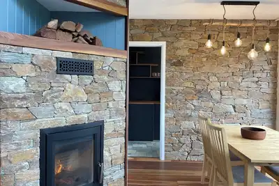 Image de Craftsman Stone and Wood Cottage. Family Farm Stay at MaddOx Farm in Burrawang