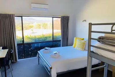 Image de Cedar 3, Cedar 3 - Motel Room