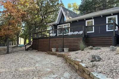 Image de Half Acre Wood- Lake Access; Walk to Pool; Pet Friendly