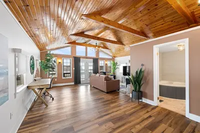 Image de Private Portage Lakes Home. Water Views! 8 mins to beach! Jetted Tub. Sleeps 7