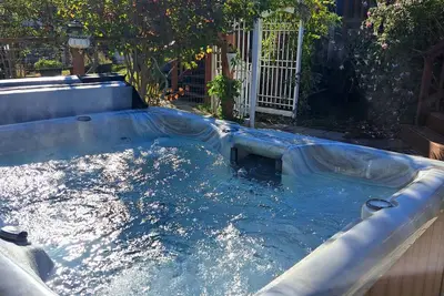 Image de 2 bedroom with private hot tub, I studio with private hot tub separate units.