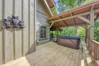 Image de Authentic Log Cabin! Sauna/Hot Tub/Great Location!