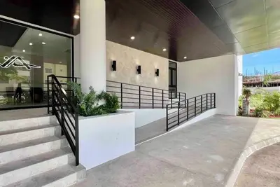 Luxury 1-bedroom Apt with WiFi, Gym Rooftop Pool, 24hr Security, Keyless Entry