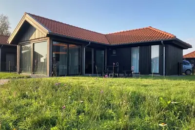 Image de Maison pour 4 personnes avec un canal néerlandais