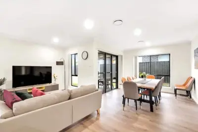 Image de Maraylya Affordable Modern 7 Br Home + Parking