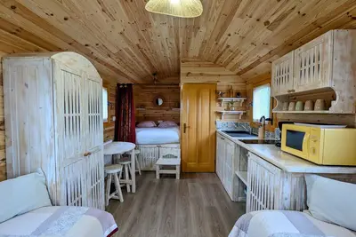 Image de Roulotte insolite avec piscine chauffée et petit-déjeuner inclus