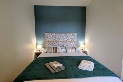Image de Chambre cosy avec salle d'eau, accès piscine chauffée et Wi-Fi illimité