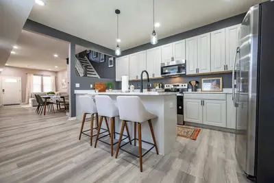 Modern 3br Home w/ King Beds, Luxe Baths & Kitchen