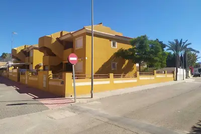 Apartamento 2 dormitorios, gran patio. A 60m del mar. Piscina y Parking cerrado
