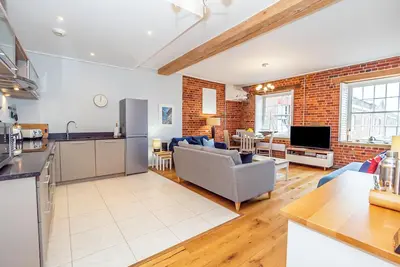 Image de Appartement plein de caractère surplombant la Marina