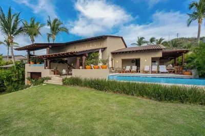 Image de Four Seasons Villa Punta Mita– Hotel Services, Golf & Beachclubs (by vrmex. homes)