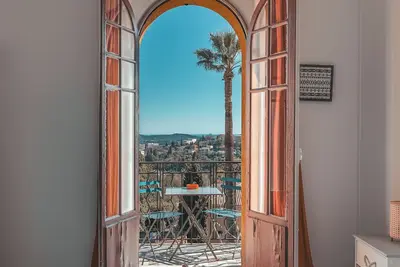 Image de Appartement traversant, proche centre de Grasse, chambres sur cours, vue extra