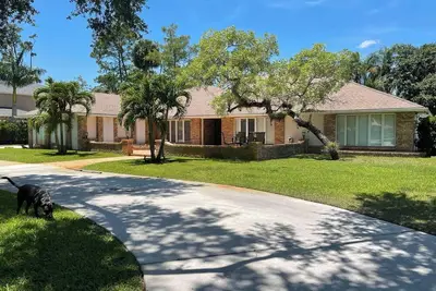 Image de Spacious and Serene Equestrian Home with Saltwater Pool in Wellington.