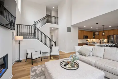 Lunar Haven – Gorgeous 5 Bdr