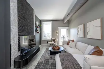 Queen City Views 4 – Chic Apt!
