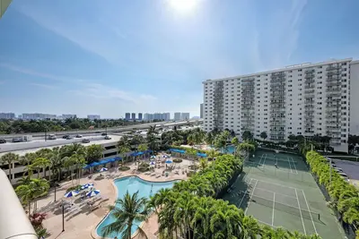 Image de Condo close to the Beach | 4 Guests | Pool, Gym, Tennis