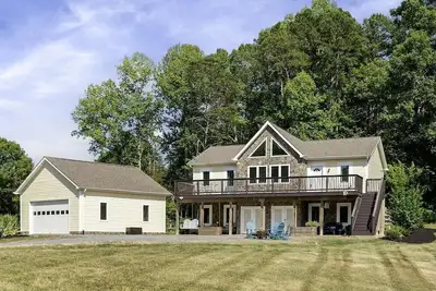 Image de 5 Bdrm Dog Friendly, Lake Access Getaway w/Playground, Fire Pit & more