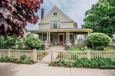 Image de Chateau Charlevoix, Spacious Downtown Charlevoix Home – Perfect for Families & Weddings