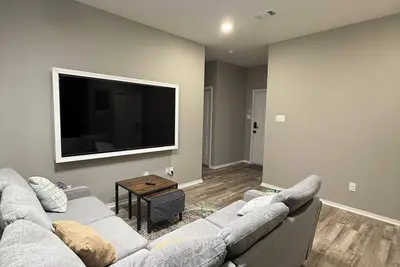 Image de Cozy 2 Bedroom 1 Bathroom Queen Bed, Full Bed and Twin Bed & Pack N Play Avail