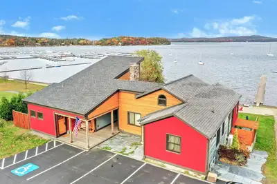 Image de 1 King Bed, 1 Queen Sleeper Sofa<br>Walk-in Shower, Soaker Tub<br>Scenic View Overlooking Mallets Bay<br>Open Floor Plan