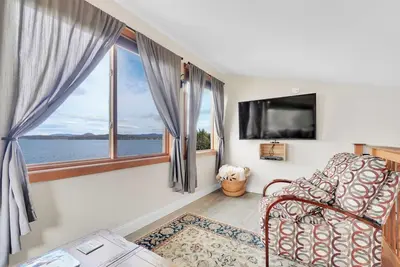 Image de 1 King Bed, 1 Queen Sleeper Sofa<br>Walk-in Shower, Soaker Tub, . bath 2 Shower with tub <br>Scenic View Overlooking Mallets Bay<br>Three Floors With Loft.