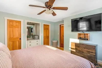 Image de 1 King Bed, 1 Queen Bed in loft, Shower, Soaker Tub<br>Scenic View Overlooking Mallets Bay<br>Open Floor Plan