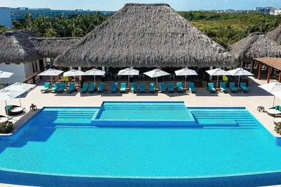 Image de 2br Beach Condo • Prime Location Across Hard Rock