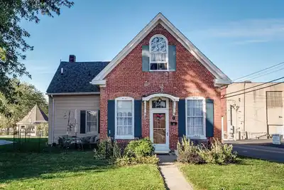 Image de Landmark, accessible home in the heart of Belleville’s historic downtown