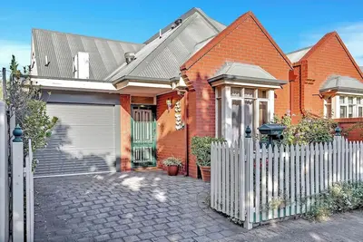 Image de Picket Fence Cottage Steps from Adelaide Oval