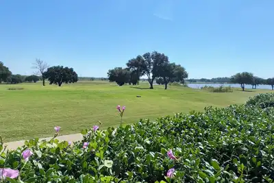 Image de Peaceful 2-bedroom house with golf course view!