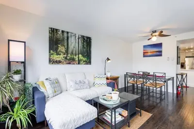 Image de Modern & Bright Downtown Haven ~ Pool ~ Gym ~ Pkg!