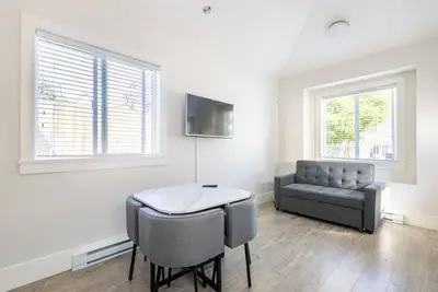 Image de Cozy & Relaxing Haven ~ Queen. Bed ~ Kitchen ~ Pkg!