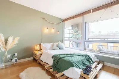 Image de Bright & Central Haven: Walk to Seawall ~ Balcony!