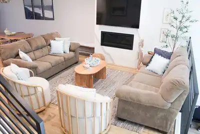 Image de 4br Beach Condo I Heat & Ac I Private Balconies I 2-car garage in the Village