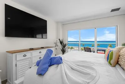 Image de Large ocean front corner unit w extra sleeping area.